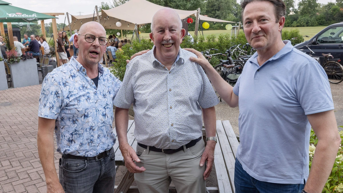 Henk (76) werkt al 60 jaar voor hetzelfde timmerbedrijf, maar gaat nu met pensioen: ’Ik ga geen hamer meer optillen’