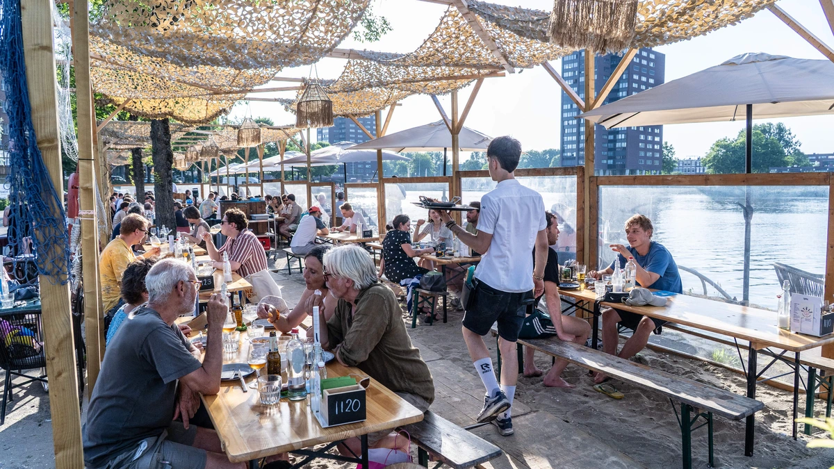 Eten bij Viskantine is sfeervol smikkelen met voeten in het zand, en na het eten kan je zelf een duik nemen