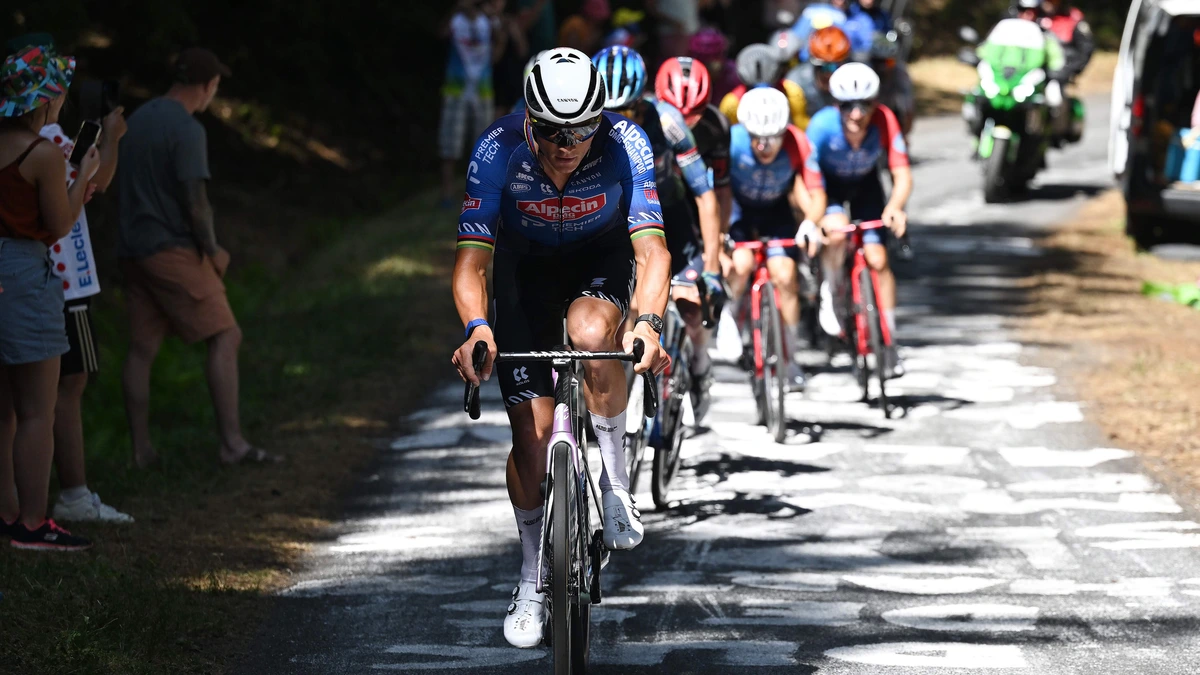 Fenomenale Mathieu van der Poel grijpt na nieuw huzarenstukje ritzege in Tour de France