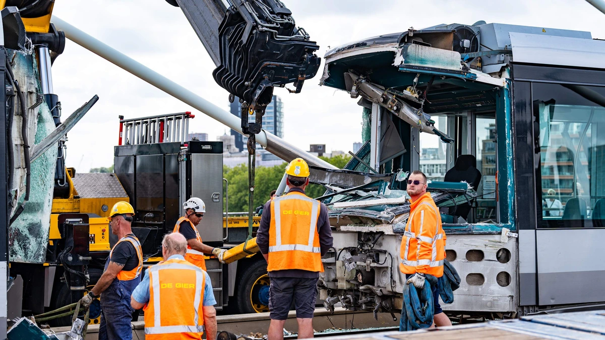 Trambotsing op Erasmusbrug roept vragen op: ’De bestuurder moet die andere tram hebben gezien’