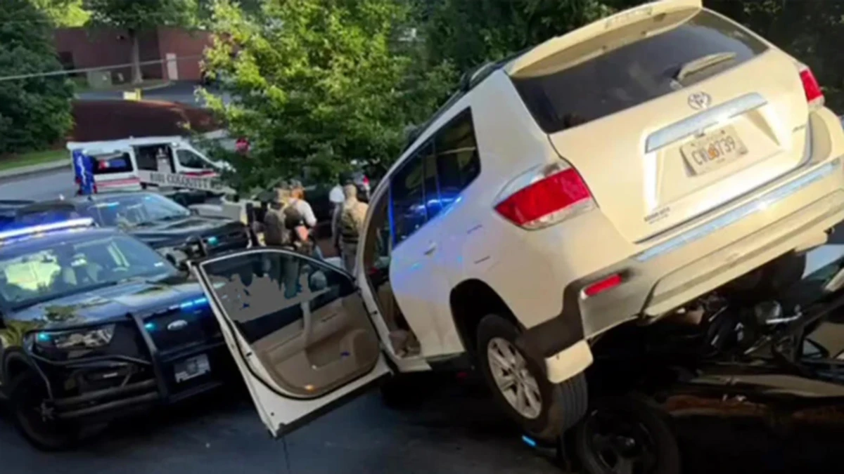 Bizarre beelden: auto belandt bovenop politieauto tijdens achtervolging
