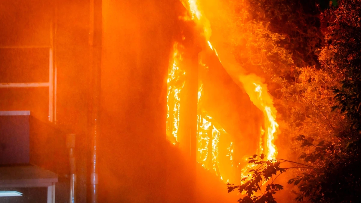 Ontruiming om zeer grote brand in Beekbergen