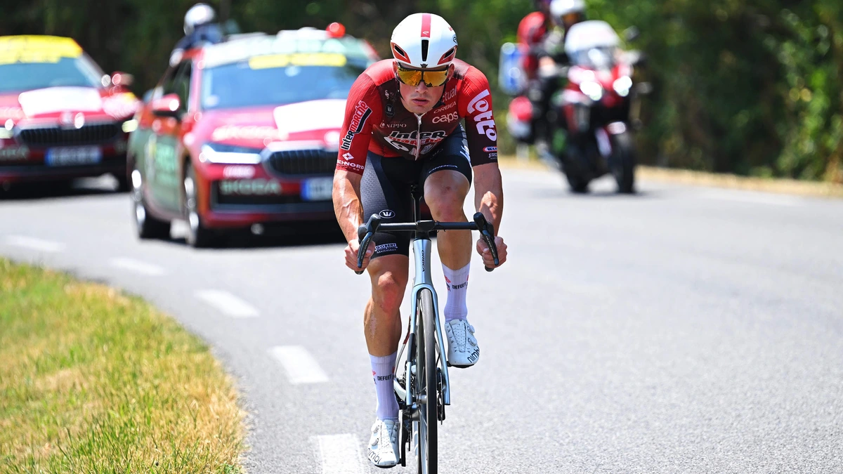 LIVE Tour de France | Olav Kooij grote kanshebber in Pau, dappere vluchter krijgt drie minuten van peloton