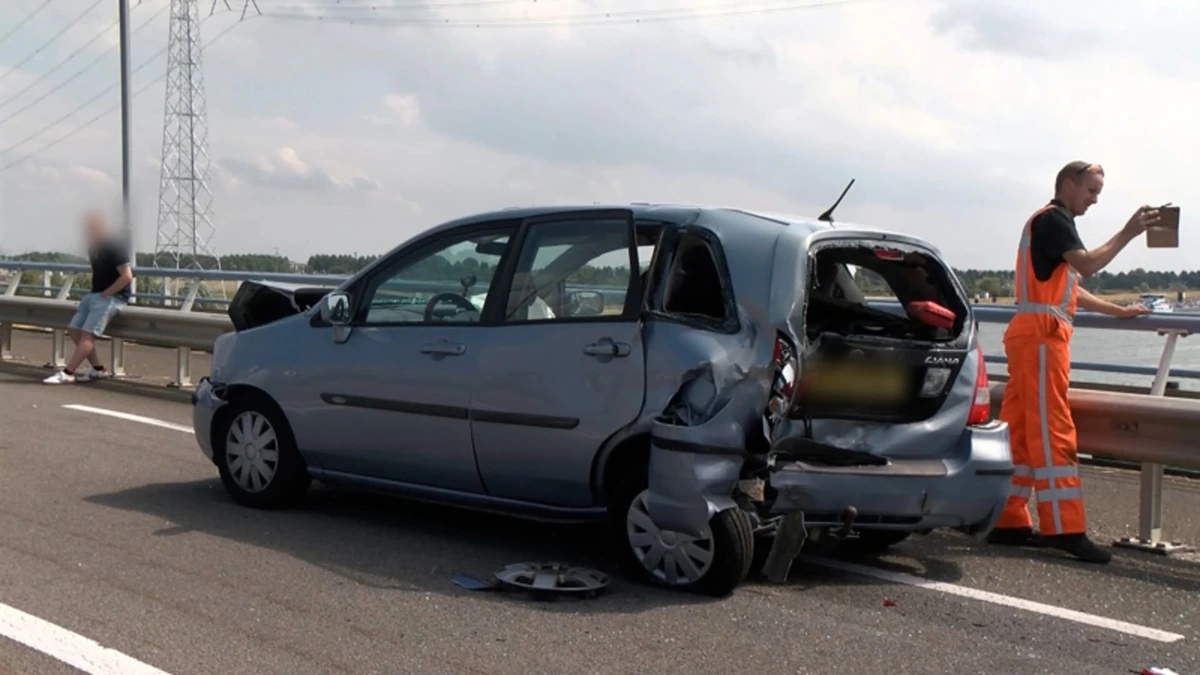 Drie auto’s in de kreukels door ongeluk op Vlakebrug Zeeland