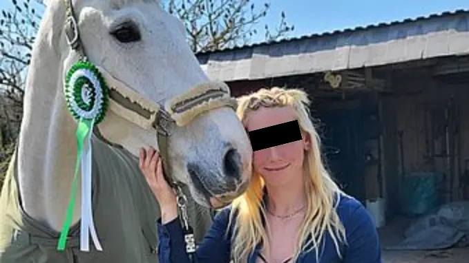 Mal abwesend, mal schmunzelnd: Das merkwürdige Auftreten von Gina H.