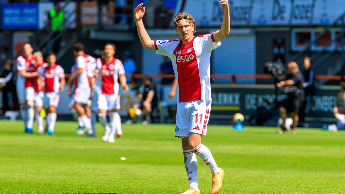 Ajax komt FC Volendam bedanken met oefenduel: ’We mochten met al het personeel naar een concert van Harry Styles’