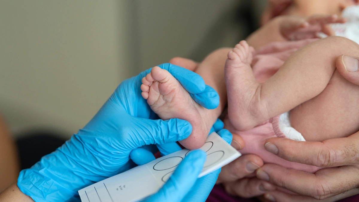 Verpleegster die loog over zwangerschap steelt pasgeboren baby van tienermoeder