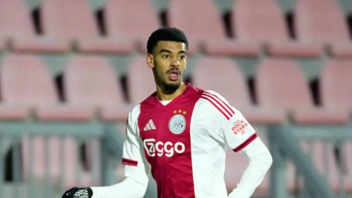 Ajax ontbindt contract van Zakaria Ouazane