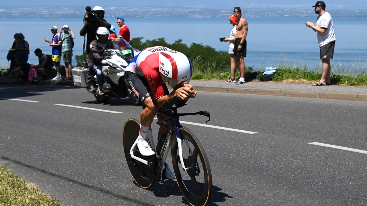 Huub Artz woest op Astana-ploegauto’s na oponthoud in Tour-tijdrit: ’Ik reed bijna de berm in’