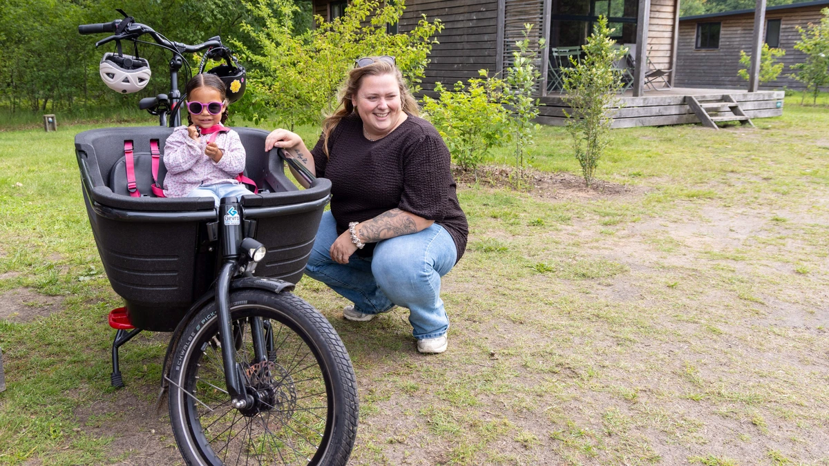 Redacteur Mariëlle gaat met haar dochter (2) op vakantie in eigen land: ’Voor ik het weet hangt m’n peuter half uit de boot’