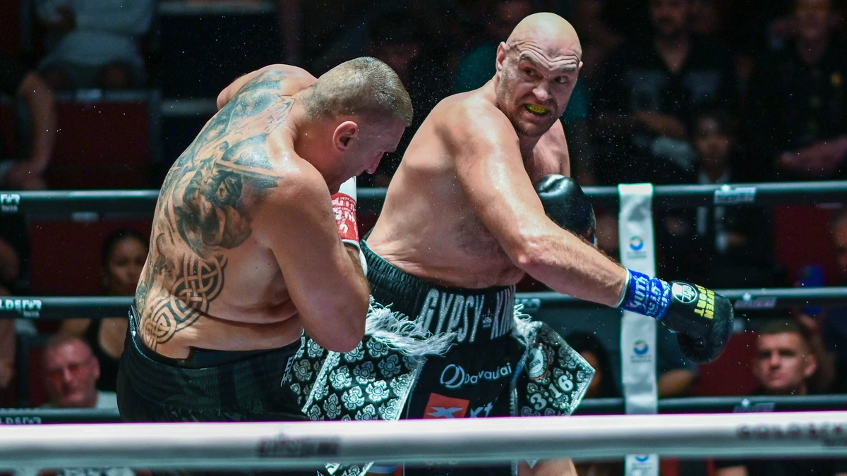 Tyson Fury kust zijn tegenstander tijdens gevecht, clash met Anthony Joshua stap dichterbij