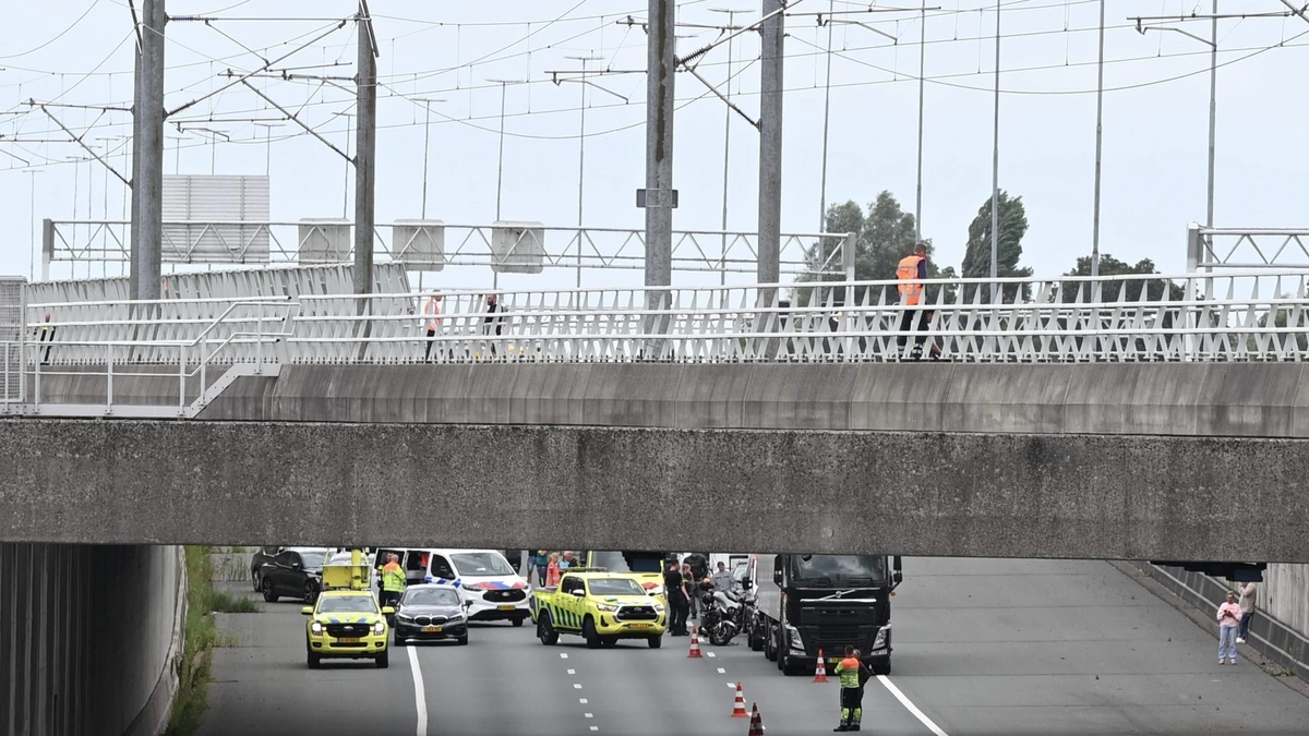 A4 afgesloten nadat verward persoon op spoorbrug over snelweg klimt