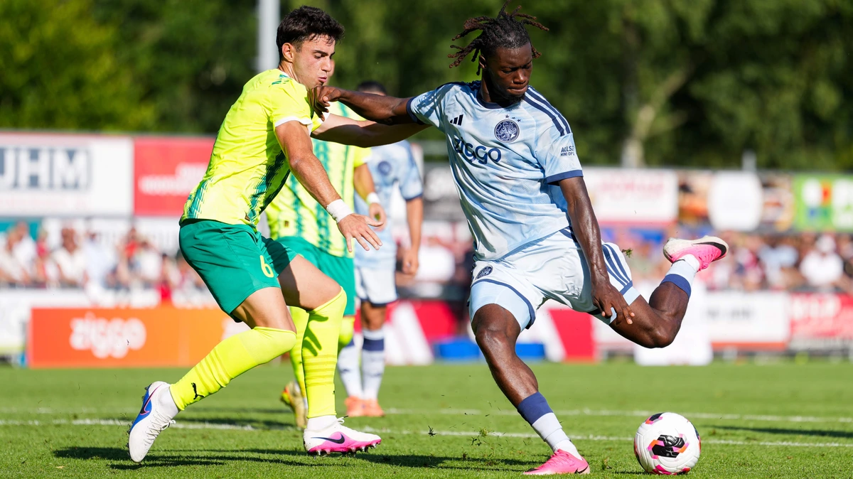 Ajax-talent Jorthy Mokio: ’Baat bij begeleiding van Daley Blind’
