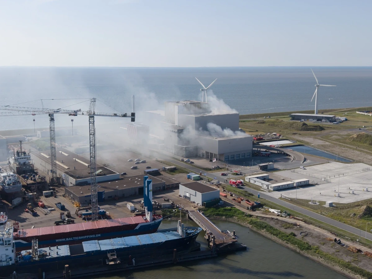 Grote brand op industrieterrein in Harlingen, NL-Alert verstuurd