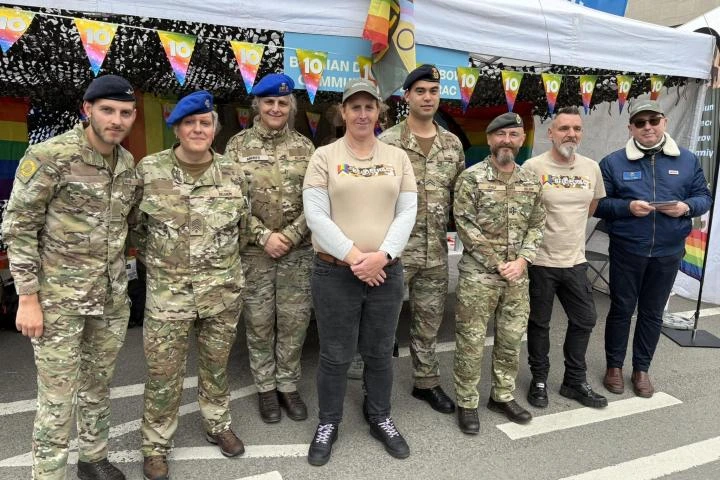 La diversidad también es misión de Estado: un Ejército en camuflaje y luchando por el arcoíris
