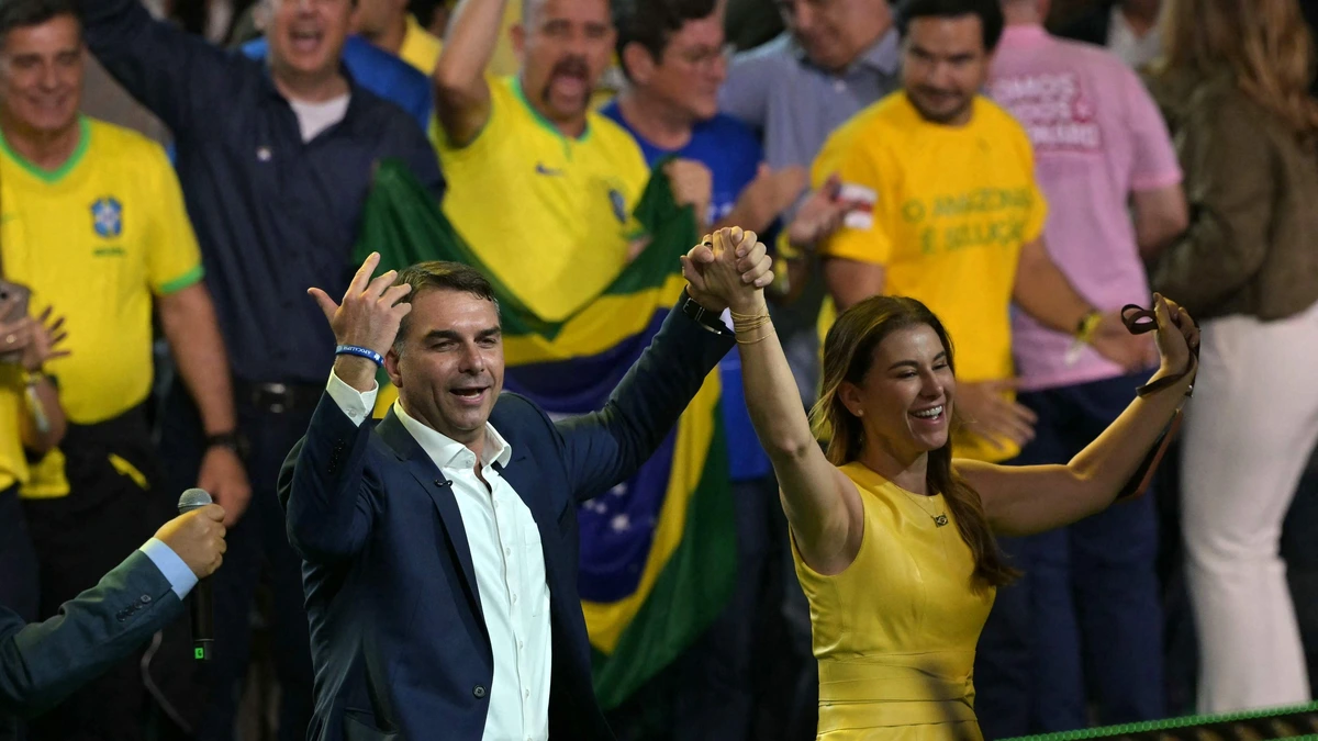 Radicaal-rechtse Flávio Bolsonaro wil omstreden vader Jair opvolgen, strijd om ’gegijzeld Brazilië’ barst los