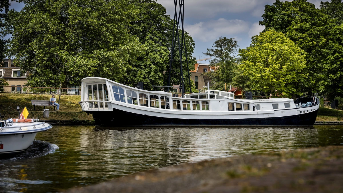 Ex-Leidenaar laat ’sneeuwwit piratenschip’ na tien jaar terugkeren: ’Er is zelfs een met koper beslagen bruidssuite’