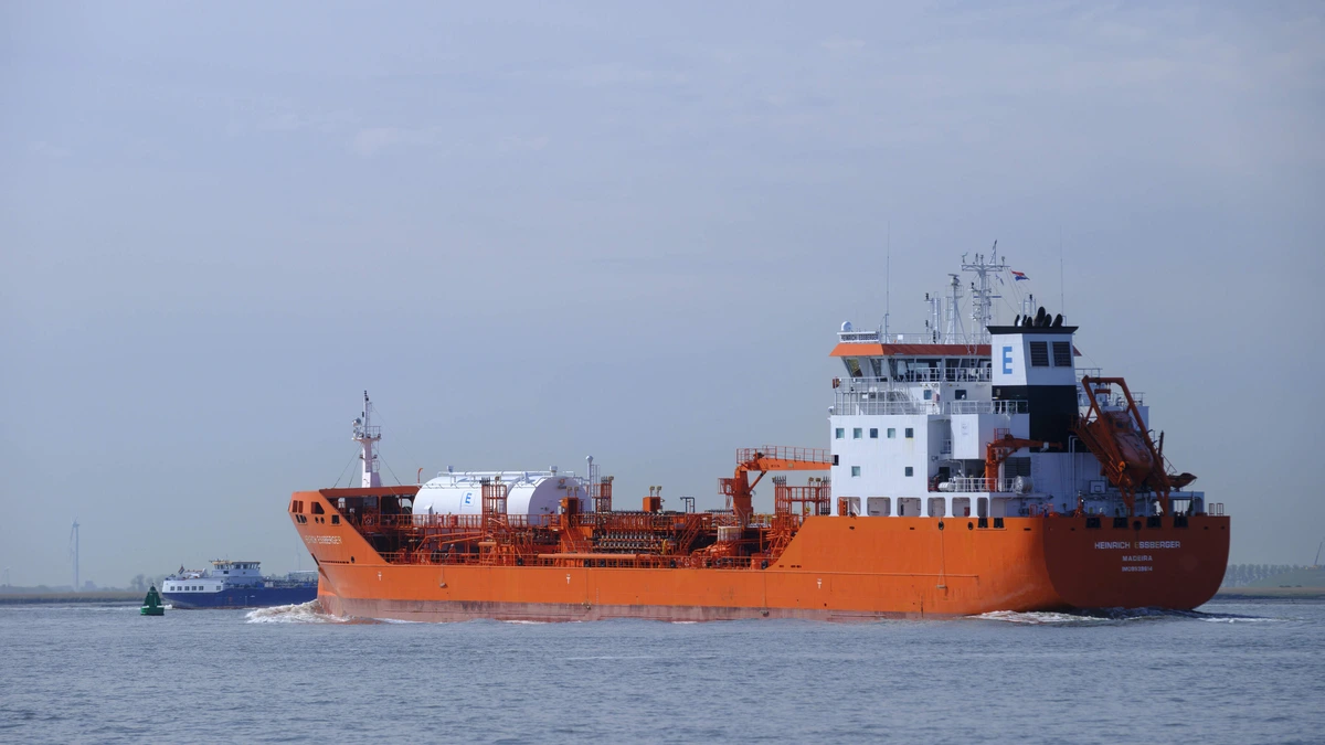 Beschoten Nederlandse tanker stabiel, maar ’moeten bekijken of vuur echt uit is’
