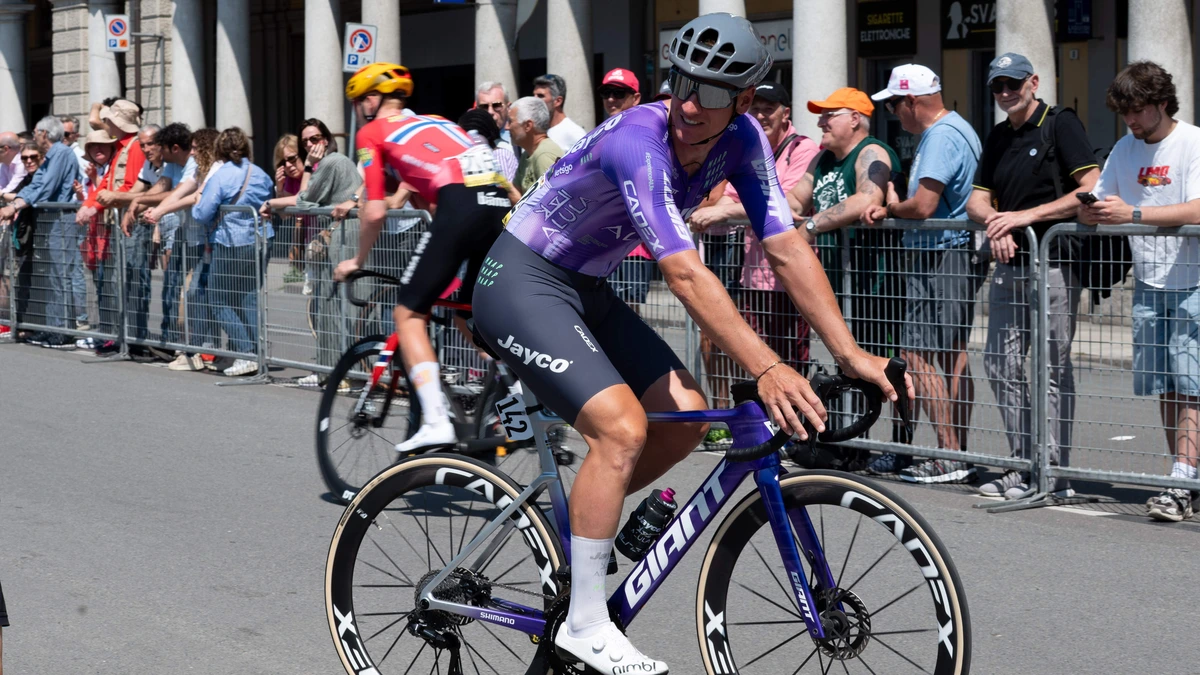 De gekte van Alpe d’Huez in de Tour de France: Pascal Ackermann ontwijkt maar net man in netkousen