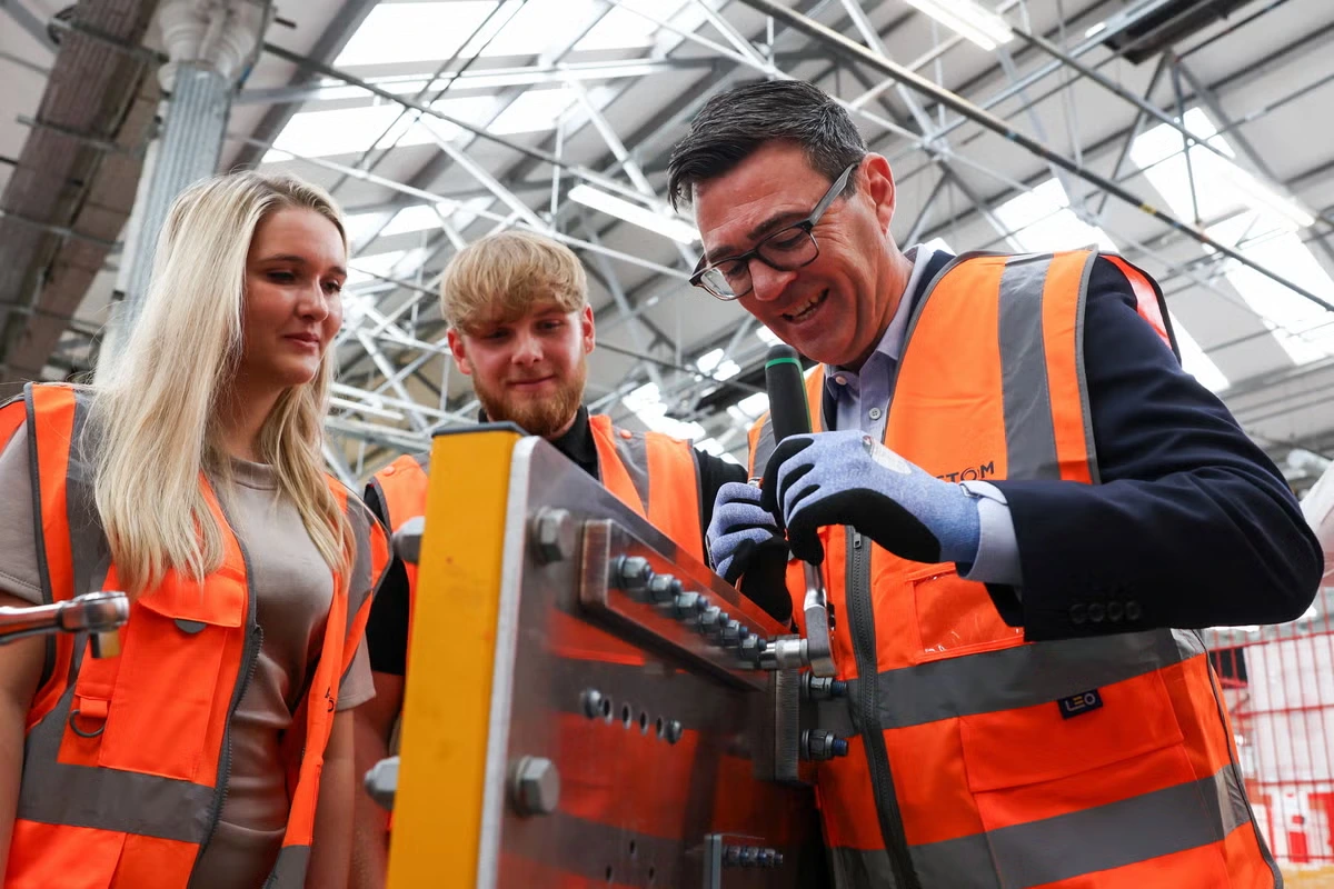 Universal Credit parents offered cash boost to help teens into apprenticeships