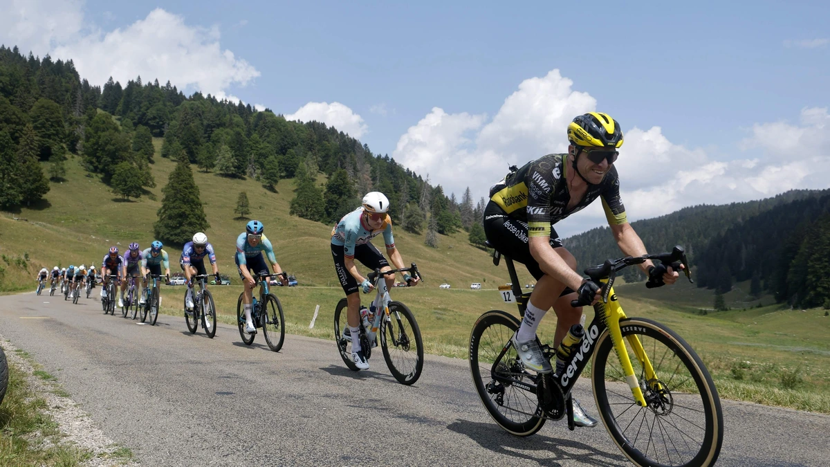 LIVE Tour de France | Grote groep met Tim van Dijke op weg naar loodzware klim