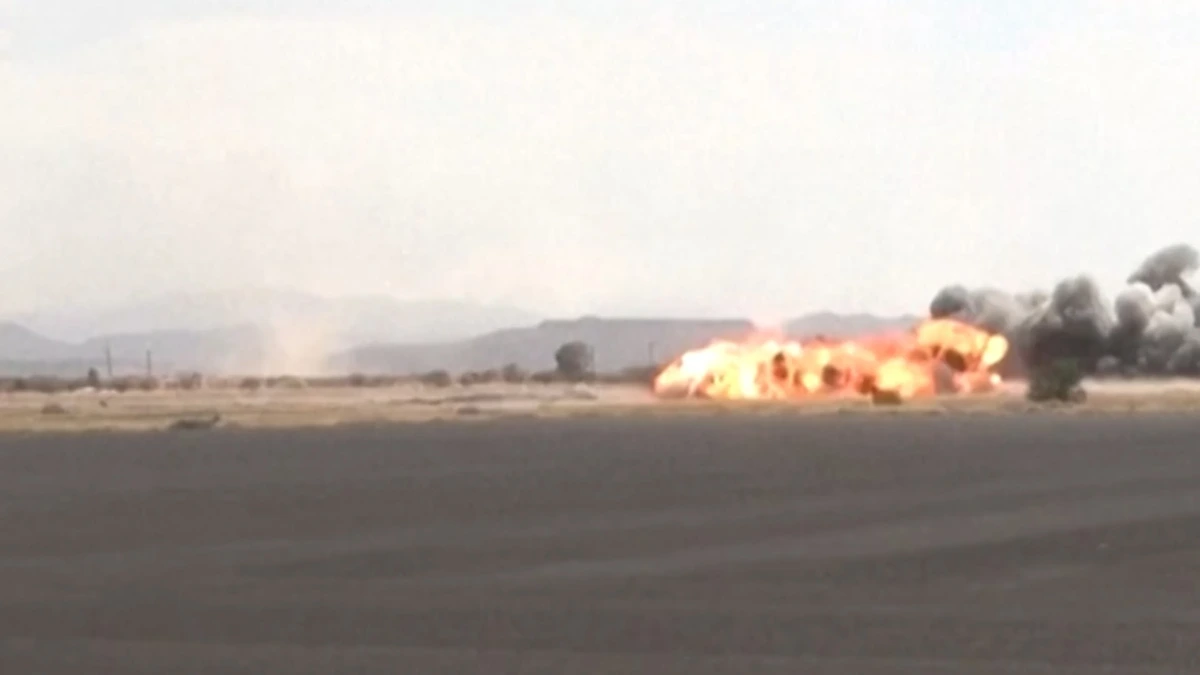 Raketinslagen bij Sanaa International Airport in Jemen gefilmd