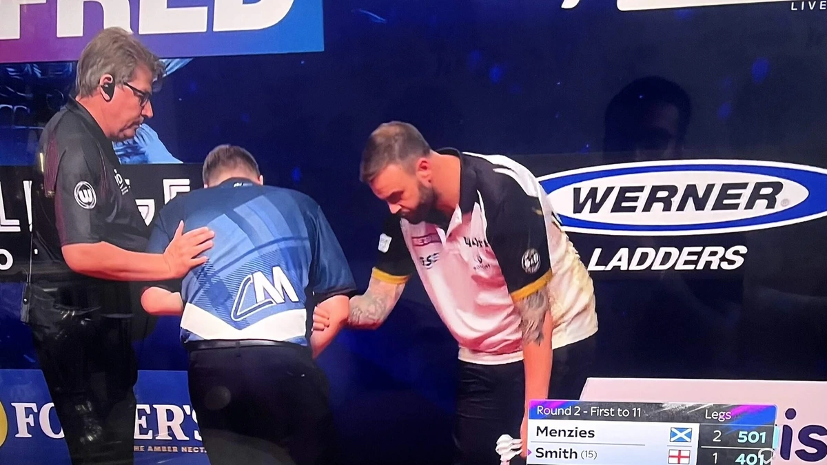 Schrik bij World Match Play: darter Cameron Menzies onwel op podium