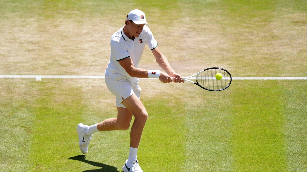 Jannik Sinner is hitte in Londen de baas en bereikt in drie sets halve finale op Wimbledon