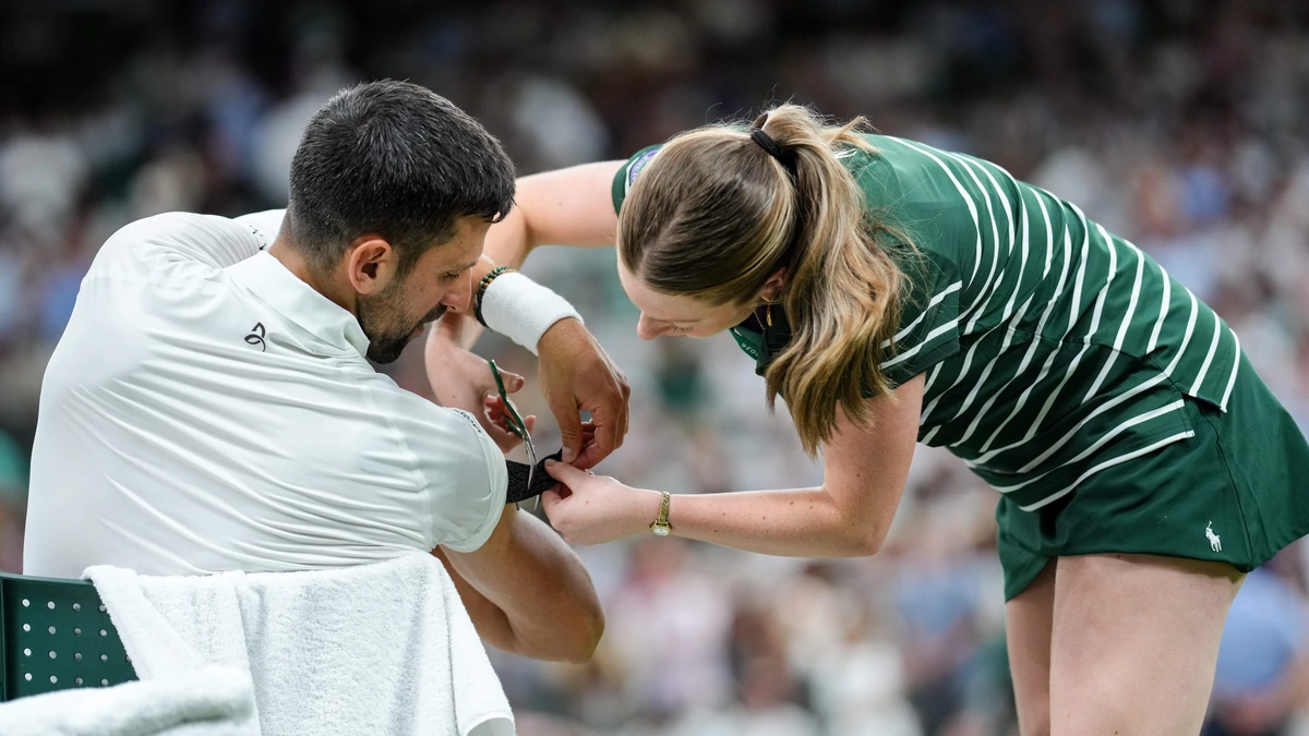 Novak Djokovic zegt sorry tegen behulpzame medewerkster op Wimbledon na uithalen ’niet leuk’ grapje