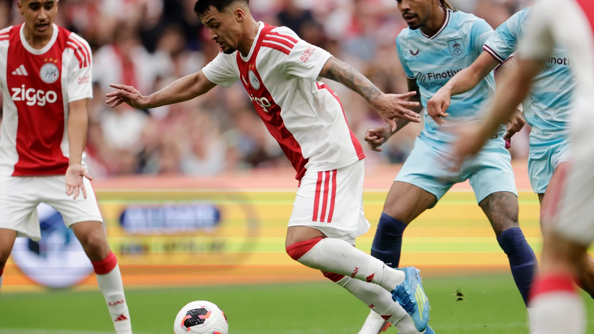 Ajax-trainer Michel neemt geen enkel risico met peperdure Marcos Leonardo: ’Hij heeft nog niet de kracht om 90 minuten te spelen’