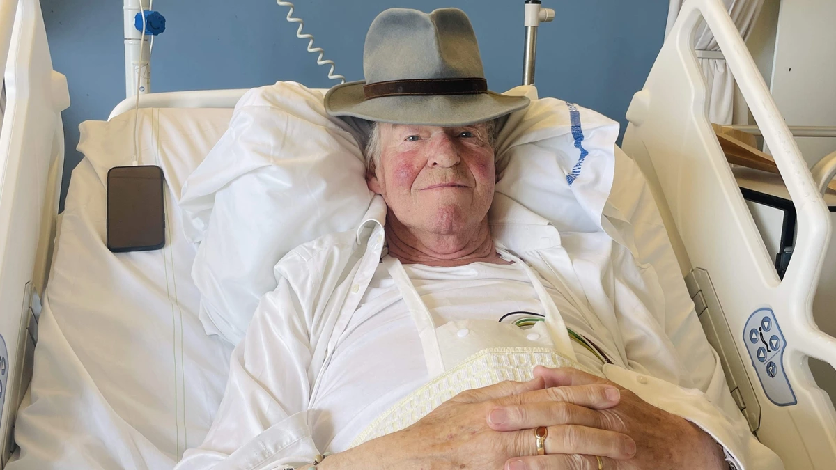 Acteur Peter Faber (82) doet verhaal vanuit ziekenhuisbed na spoedopname: ’Laten we nog maar even wachten met de dood’