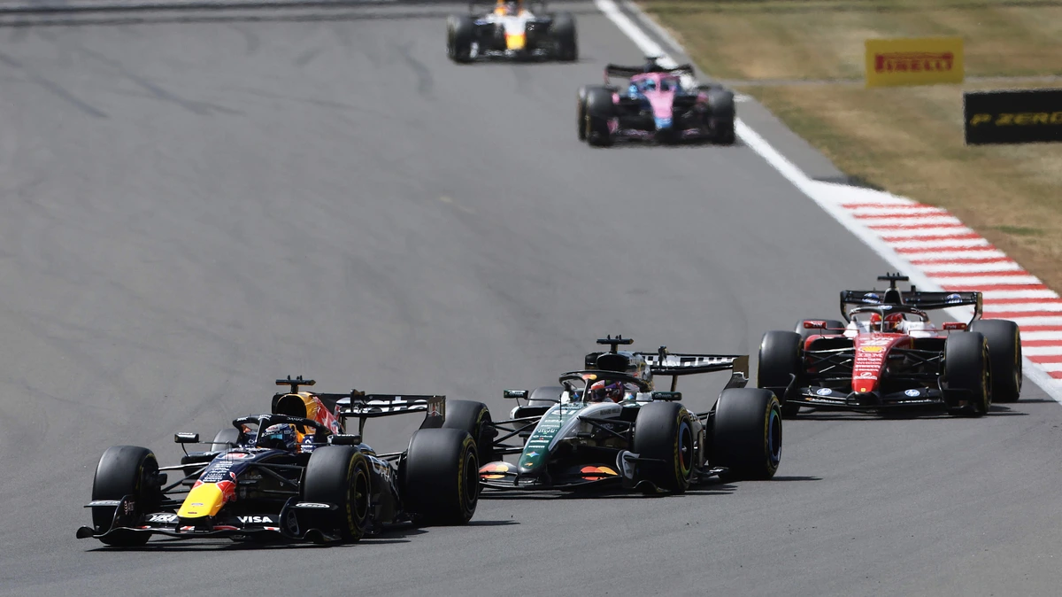 Max Verstappen is kansloos in sprintrace op Silverstone, Kimi Antonelli is Lewis Hamilton de baas