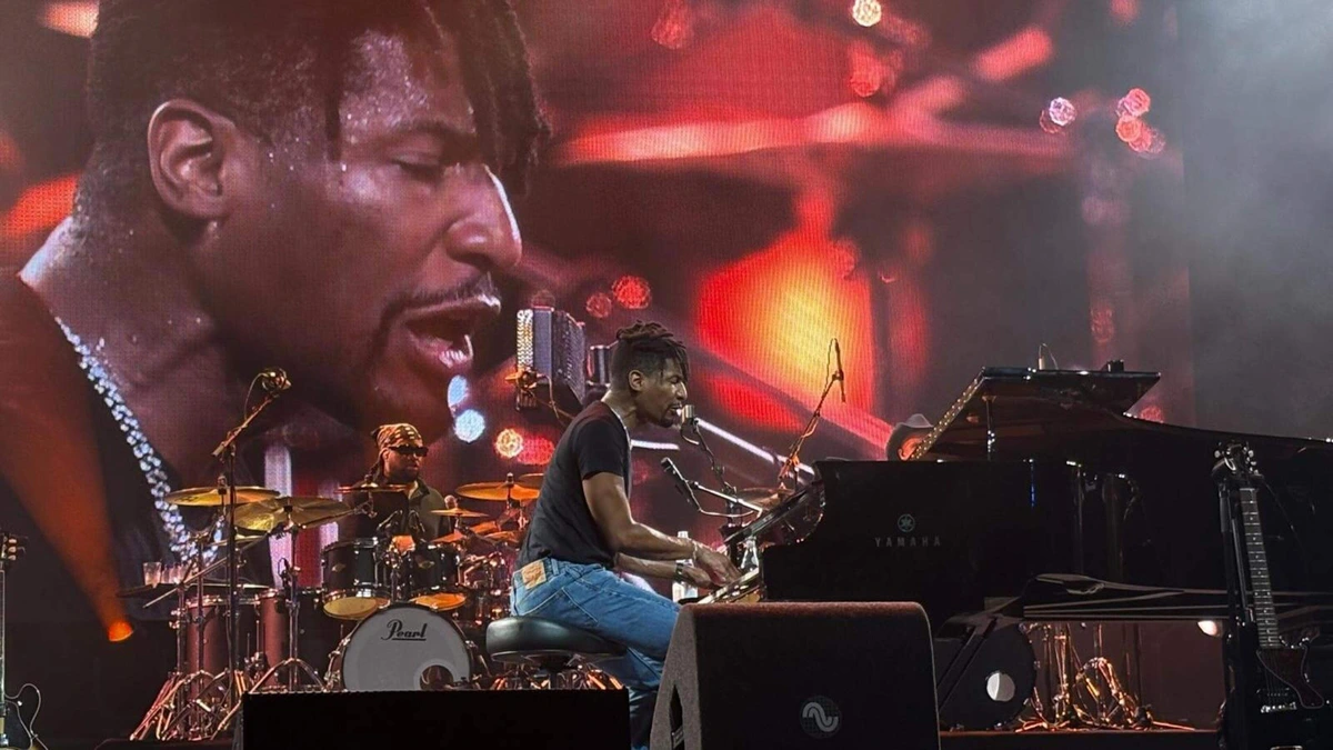 Jon Batiste laat op North Sea Jazzfestival  zien waarom hij dé publiekstrekker is: kolkende zaal van begin tot eind