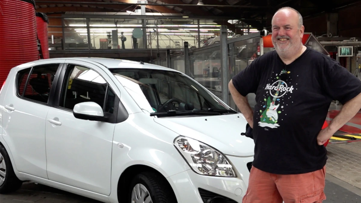 Gert krijgt bijzondere oorkonde bij carwash: 'Wil er straks in mijn kist doorheen'