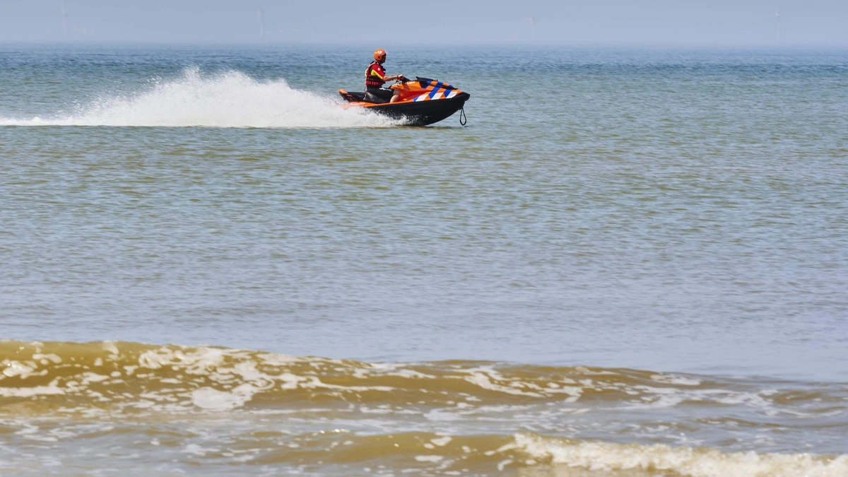 Omstander redt twee jonge zwemmers uit zee bij Noordwijk