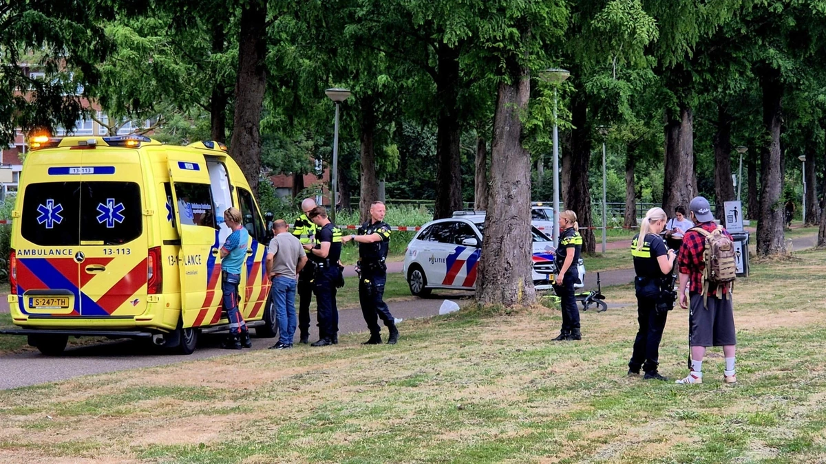 Schietpartij op klaarlichte dag in Amsterdam, en meteen ook steekpartij vlakbij: ’Het bloed spoot uit zijn been’