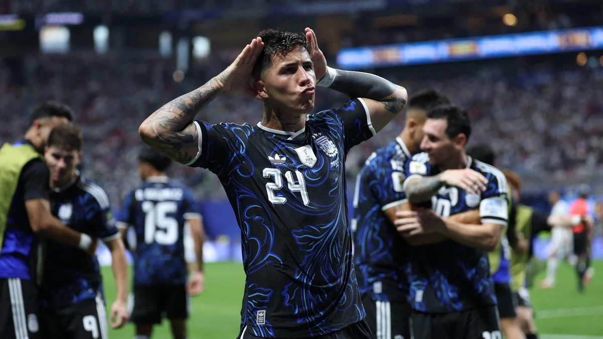 Wereldkampioen Argentinië wint intens gevecht met Engeland door twee goals in slotfase en staat in WK-finale