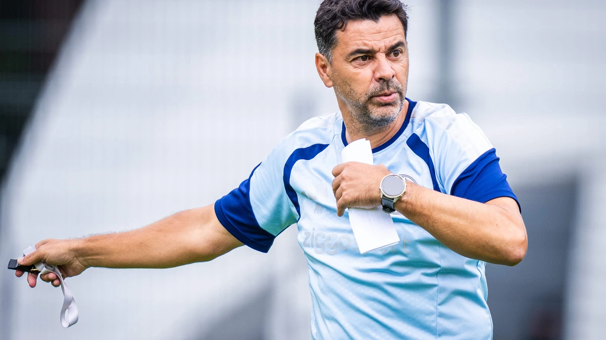 Kersverse Ajax-trainer Michel (50) doet belofte: ’We mogen geen 28 punten meer achter PSV eindigen’