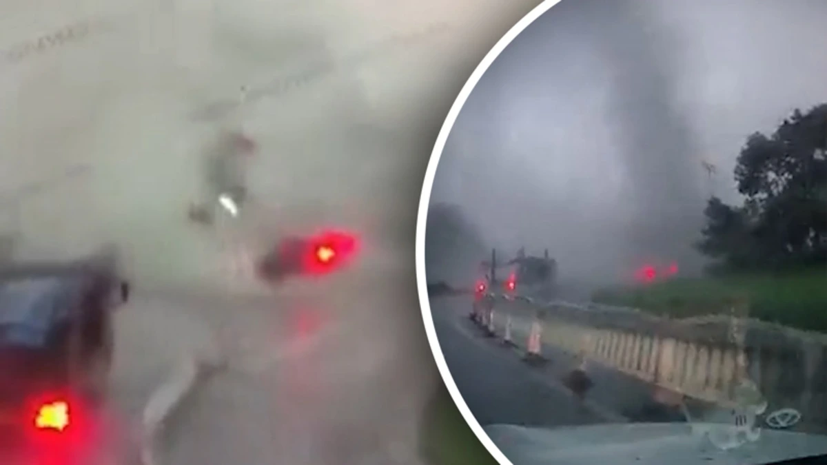 Tornado slingert auto’s door de lucht in China