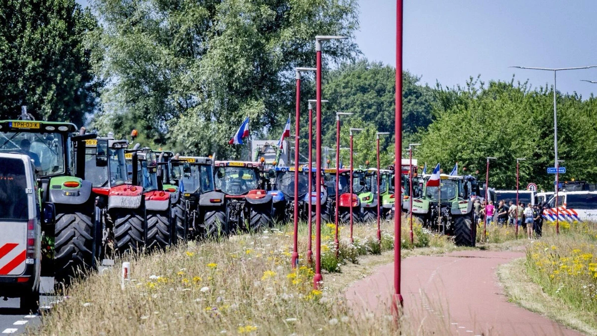 Boeren blokkeren A35 bij Almelo tijdens demonstratie: zo’n 80 tractoren zorgen voor verkeersopstopping