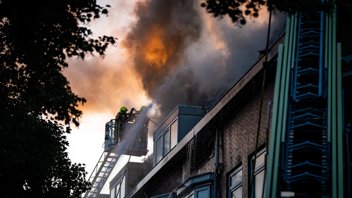 24 woningen ontruimd door brand in Rotterdam