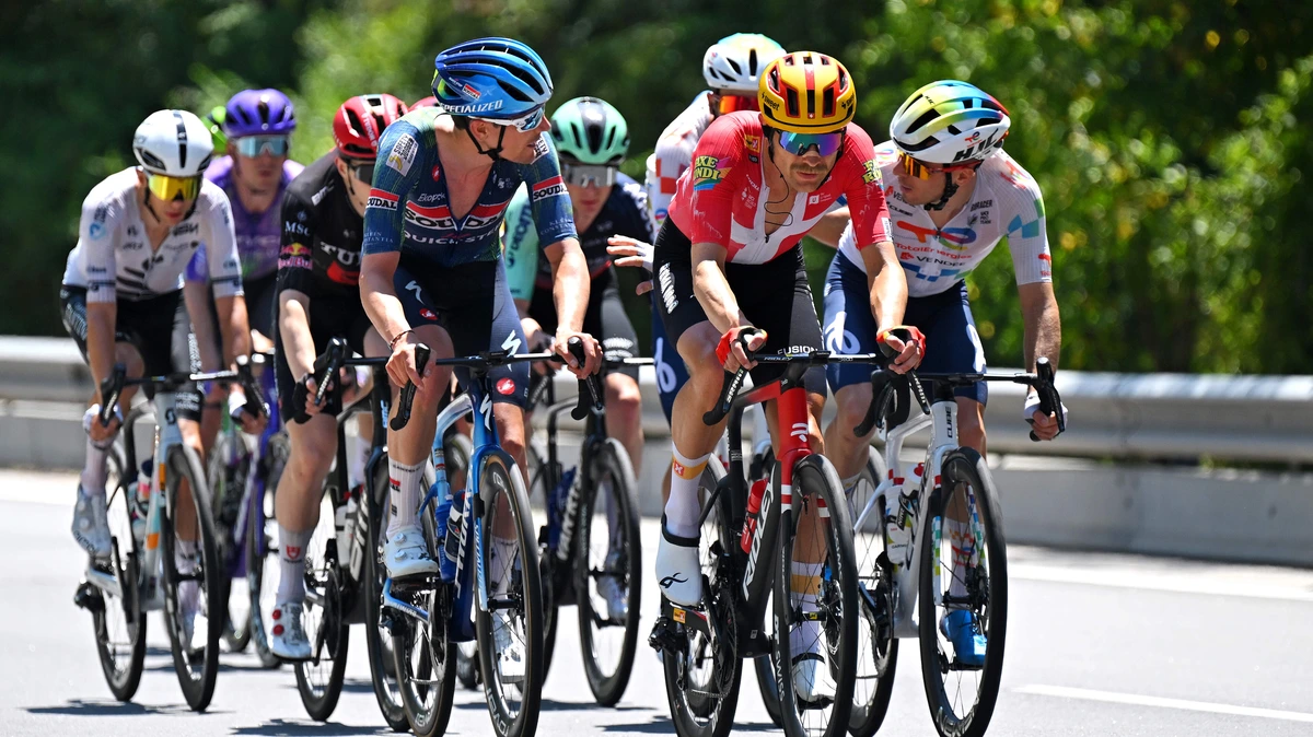 LIVE Tour de France | Zes vluchters blijven over, renners op Frans grondgebied