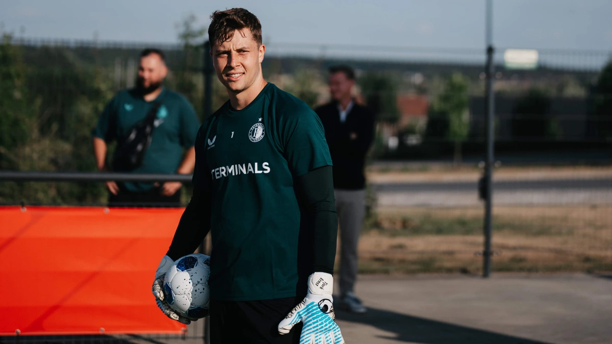 Nieuwe Feyenoord-keeper Tjark Ernst (23) geboren voor het doel: ’Ik kon nog niet praten, dus dan dook ik maar’