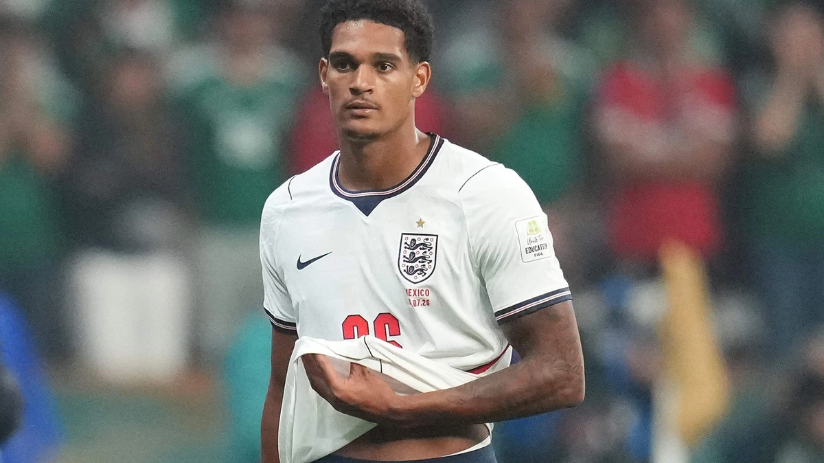 Britse politici willen dat FIFA rode kaart Jarell Quansah ook opschort