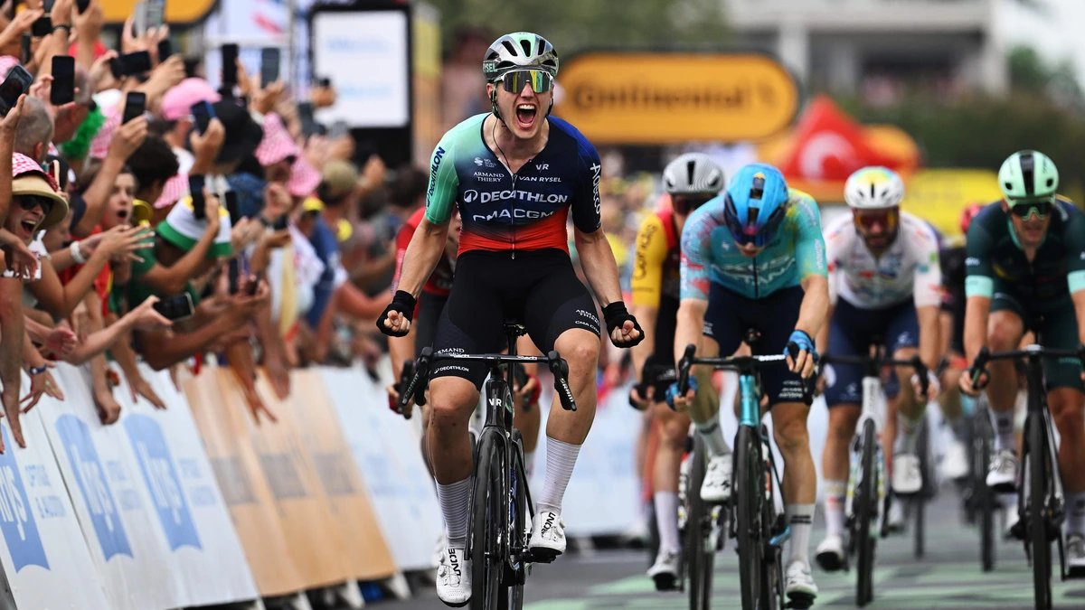 Nederlands succes! Debutant Olav Kooij sprint met overmacht naar ritzege in vijfde etappe Tour de France