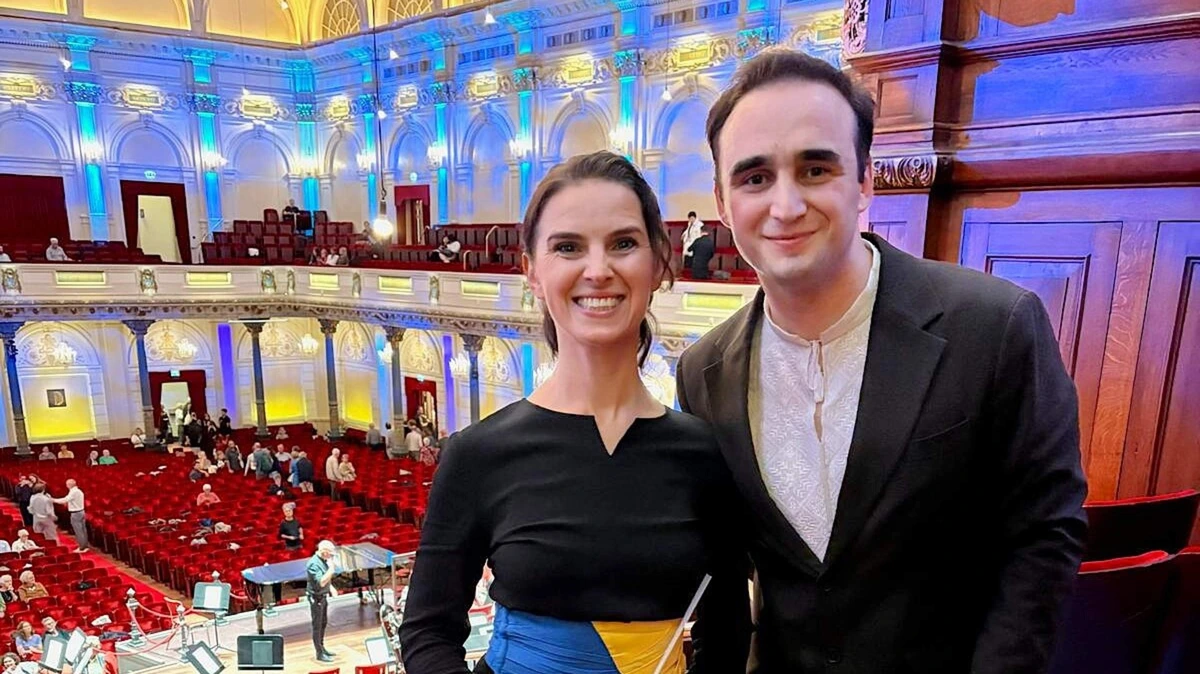 Oekraïense jeugdorkest ontroert Concertgebouw: zaal siddert als koperblazers hun vlag ontvouwen