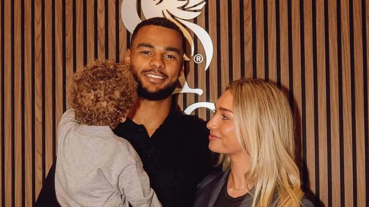 Cody Gakpo en partner Noa van der Bij op vakantie op Ibiza na stilgeboorte zoon