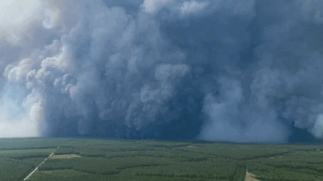 Franse brandweerlieden oog in oog met zeldzame vuurwolk: ’De brand creëert zijn eigen onweer’