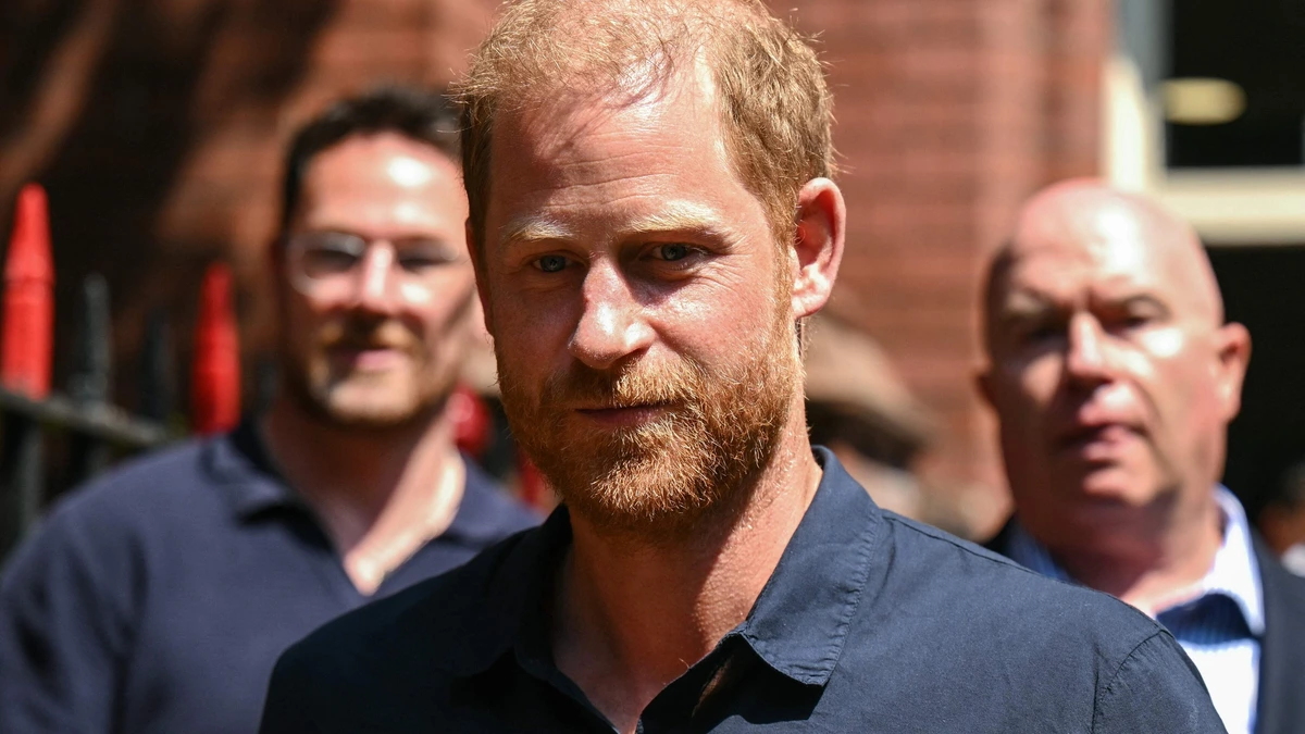 Britse journaliste onthult bijzondere ontmoeting met prins Harry na 15 jaar: ’Hij legde een wit pilletje op mijn tong’