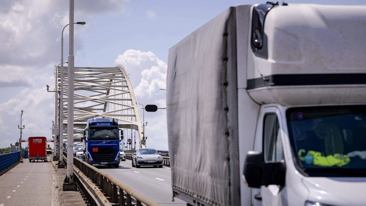 Bijna 100 boetes voor vrachtverkeer op Merwedebrug: CJIB grijpt in